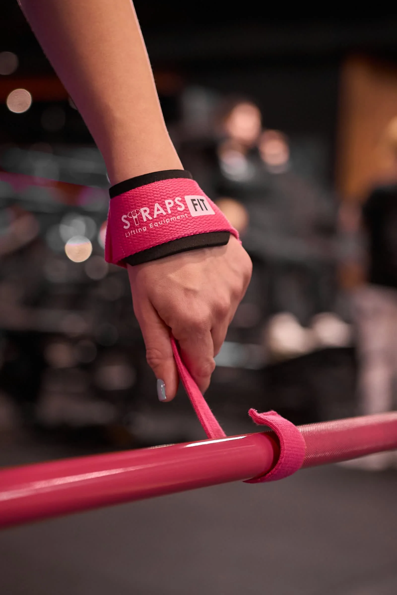Strapsfit magnetic auto-lock strap locked on the bar — close-up of the mechanism